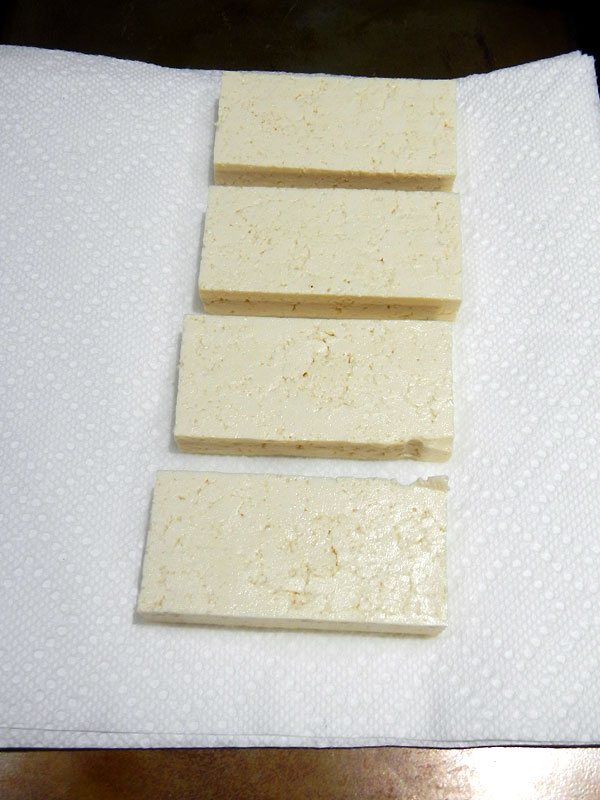 /2012/08/in-the-kitchen-tofu/images/presstofuonpaper.jpg