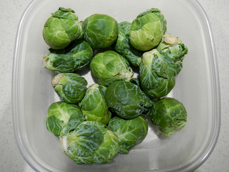 /2012/08/roasted-brussels-sprouts/images/brusselfresh.jpg