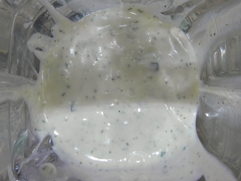 /2012/08/vegan-tzatziki/images/tzatzikiblenderblended.jpg