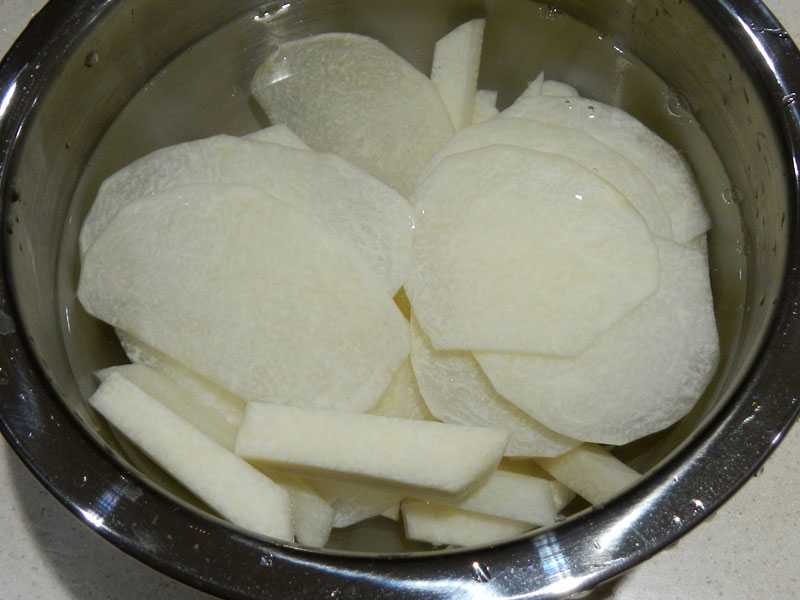 /2012/09/in-the-kitchen-jicama/images/jicamacutup.jpg