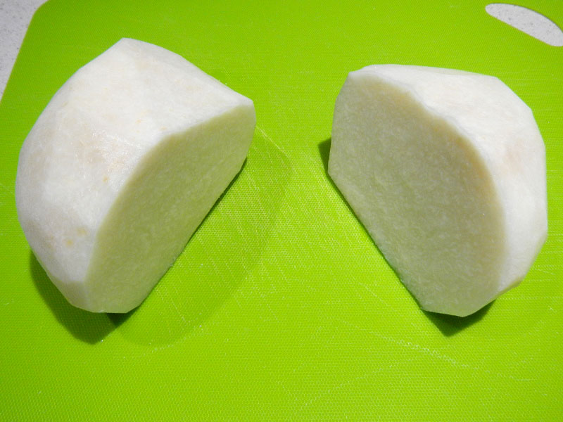 /2012/09/in-the-kitchen-jicama/images/jicamahalved.jpg