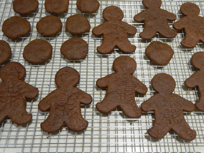 /2012/10/gingerdead-men/images/skellycooling.jpg