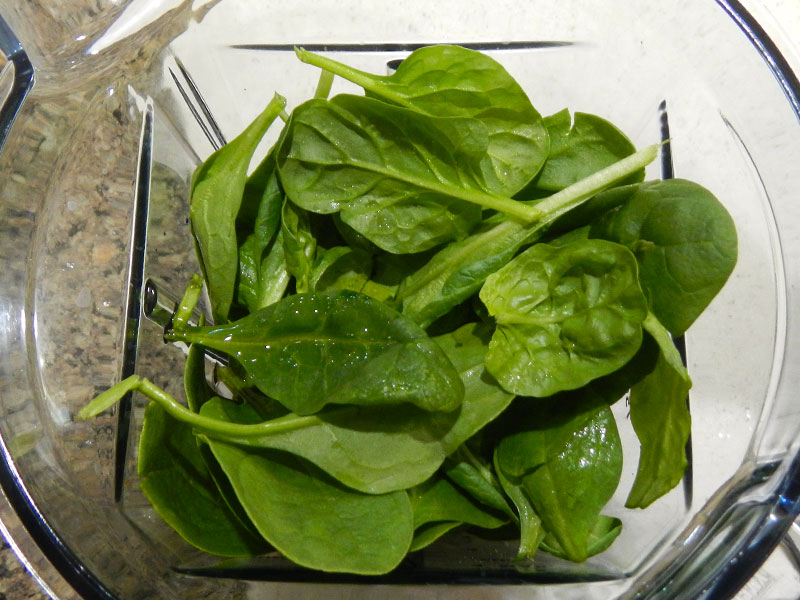 /2012/10/spinach-pesto/images/sppestoblendering.jpg