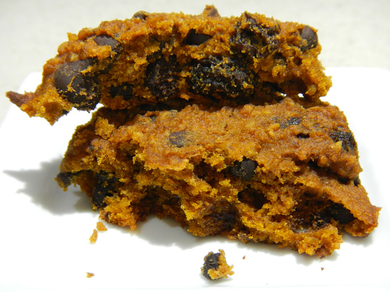 /2012/12/pumpkin-chocolate-chip-cookies/images/pnkncoobite.jpg